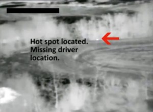 Imágen termica vista por el drone donde se distingue al hombre perdido reposando en posición fetal