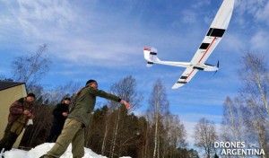 Un científico ruso lanzando un drone.