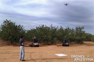Un científico que lleva a cabo una prueba de campo con el drone “Hexi-copter” y dos robots terrestres