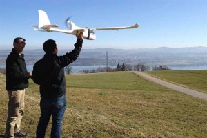 Miembros de la asociación ConservationDrones.org ponen a prueba en Suiza un vehículo no tripulado controlado a distancia. Foto: A