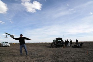 Mark Bauer, un contratista del Servicio Geológico de Estados Unidos, lanza un avión no tripulado Raven en el Refugio Nacional De Vida Silvestre De Monte Vista en el sur de Colorado. La primera misión civil del pequeño drone contaba grullas.