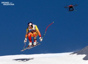 Un esquiador con su drone personal en modo “sígueme”