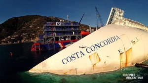 Cuadricópteros sobrevolando el Costa Concordia