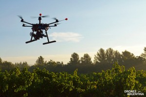 Un drone fotografiando un viñedo.